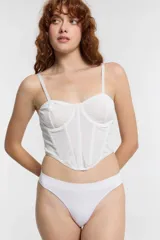 Corset rojo de terciopelo con breteles finos y copas preformadas.