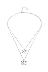 Collar doble de cadena fina bañado en plata de ley, con dos dijes colgantes en forma de mariposa de diferentes tamaños.