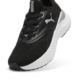 Championes Puma Softride Mayve para mujer, color negro con logo blanco y suela blanca.