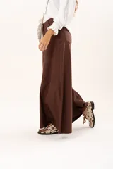 Pantalón de tiro medio con corte súper acampanado, confeccionado en gabardina con spandex. Presenta bolsillos delanteros y traseros, con cierre frontal de cremallera y botón.