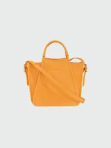 Bolso tote pequeño de cuero negro con diseño estructurado, doble asa superior y correa larga ajustable para llevar al hombro o cruzado. Cuenta con cierre de solapa y detalles metálicos dorados.