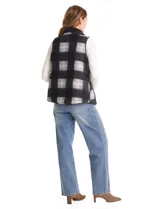 Chaleco reversible de la marca Weekend Routine. Un lado presenta tejido tipo sherpa con estampado a cuadros, cuello alto, cierre frontal con broches a presión y bolsillos con solapa. El otro lado es capitoneado con diseño de rombos. Cuenta con jareta interna en la cintura para ajuste y ruedo redondeado.