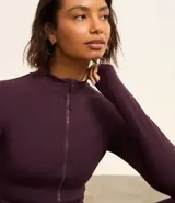 Campera deportiva Get Over de cuello alto, con cierre frontal por cremallera y bolsillos laterales. Confeccionada en tejido técnico de poliamida y elastano, ideal para actividades físicas.