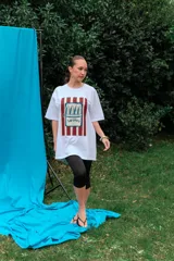 Remerón de algodón blanco con corte oversize y cuello redondo, que presenta un estampado frontal con diseño de una lata de sardinas sobre fondo de rayas.