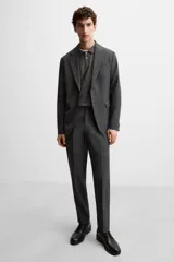 Zapato de vestir tipo derby color negro, de cuero liso, con horma redonda y suela con ligero tacón.