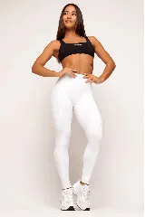 Calza blanca de poliamida, tiro alto con cintura elástica y corte recto.