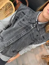 Chaleco de jean gris con bordados de caballos y estrellas en hombros y espalda.