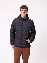Campera puffer negra con capucha, cierre frontal completo y bolsillos laterales con cierre. Diseño acolchado horizontal con logo de la marca en el pecho.