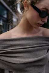 Top de punto de manga larga con escote recto tipo palabra de honor y diseño con vuelta en la parte superior que deja los hombros al descubierto.