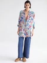 Kimono largo con estampado floral en tonos celeste, azul, naranja y rojo.