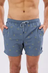 Short de baño color celeste con bordado de pequeñas palmeras, cintura elastizada y bolsillos laterales.