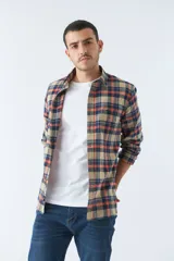 Camisa de hombre a cuadros color rosa, blanco y azul, de corte slim, manga larga, con bolsillo en el pecho y logo bordado.