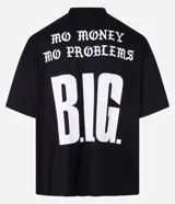 Remera negra de poliéster con corte oversized, cuello redondo, manga corta y estampa frontal con lettering y logo de Notorius BIG.