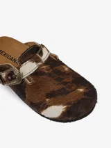 Mules con estampado animal print, hebilla lateral y suela de corcho.