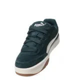 Championes urbanos Puma modelo Park Life Style SK8, color negro con detalles en blanco. Presentan un diseño de corte bajo con capellada de gamuza sintética, suela de goma en tono crema con base marrón y cierre mediante cordones.