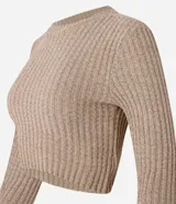 Blusa cropped color marrón, confeccionada en tejido de punto chenille texturizado, de corte ajustado, cuello redondo y mangas largas.