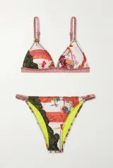 Conjunto de bikini azul con tirantes y detalles de banda estampada multicolor, y forro interior en tono verde lima.