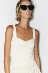 Vestido midi combinado con cuerpo ajustado de escote corazón, tirantes anchos y falda amplia de corte evasé en contraste.