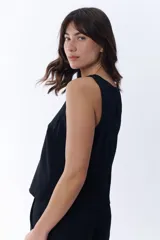 Musculosa negra de lino y viscosa, de corte recto y escote redondo.