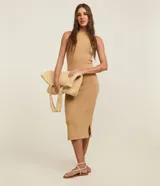 Vestido midi color beige, confeccionado en tejido de punto acanalado, sin mangas y de corte ajustado.