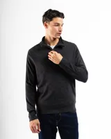 Buzo de punto color gris oscuro jaspeado, con cuello alto y cierre frontal parcial. Presenta un calce cómodo y mangas largas.