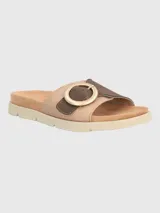 Sandalia tipo slide con tira ancha de tejido texturizado en tono beige y detalle de hebilla circular decorativa en color marrón. Cuenta con plantilla anatómica y suela de poliuretano dentada en color crema.