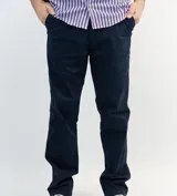 Pantalón de vestir azul marino de gabardina, corte recto y bolsillos laterales.