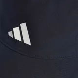 Gorro tipo baseball Adidas de color azul marino con logo blanco bordado en el frente. Presenta visera curvada con detalle de borde en color blanco, estructura de cinco paneles y cierre ajustable en la nuca.