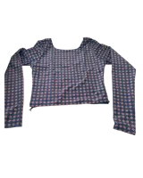 Top de lycra manga larga con estampado geométrico en tonos azul, blanco y rojo.