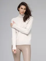 Sweater color beige con cuello alto y ochos en las mangas.