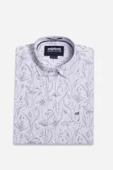 Camisa de hombre Mistral con look lino, de manga corta y corte slim. Presenta un estampado lineal de flores en color azul sobre fondo blanco, cartera abotonada y logo bordado en el pecho.