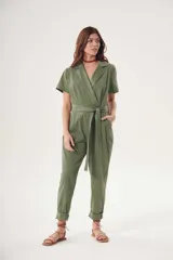 Mono enterito color verde militar, con cuello camisero, mangas cortas, corte cruzado y cinturón de lazo.