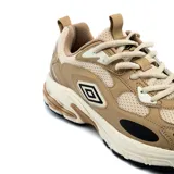 Championes Umbro Iren, color beige con detalles en negro y blanco, diseño robusto de inspiración retro con capellada de malla y sintético, ideal para uso urbano o deportivo.