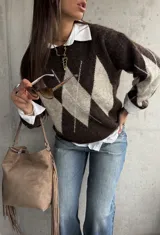 Sweater de punto con diseño de rombos en tonos chocolate y beige, de manga larga y cuello redondo.