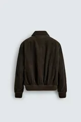 Cazadora regular fit confeccionada en pana de algodón con interior ligeramente acolchado. Presenta cuello solapa, cierre frontal con cremallera, bolsillos laterales de vivo y acabados en rib en puños y cintura.