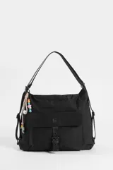 Mochila hobo multifuncional color negro de nylon, con doble asa para usar al hombro o como mochila. Cuenta con un bolsillo frontal con solapa, cierre a presión y un llavero colgante decorativo de cuentas de colores. El compartimento principal tiene cierre superior.