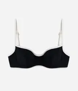 Top de bikini con aros color negro y detalles de bies en tono crudo, confeccionado en microfibra texturizada. Presenta tirantes finos ajustables y copas estructuradas que brindan soporte.