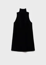 Vestido corto negro sin mangas, con cuello alto tipo halter y detalle de panel semitransparente en el frente. Presenta un diseño recto y cierre de lazo en la parte posterior del cuello.