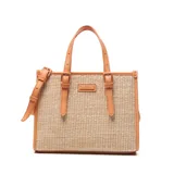 Cartera mediana tipo tote de diseño estructurado, confeccionada en material símil rafia con detalles en cuero sintético color tostado. Cuenta con doble asa de mano, correas decorativas frontales con hebillas, tira ajustable extraíble para el hombro y placa metálica con el logo de la marca.