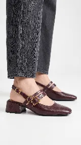 Zapato de tacón bajo destalonado de cuero bordó con textura croco, punta cuadrada, doble tira en el empeine con hebillas metálicas doradas y taco bloque.
