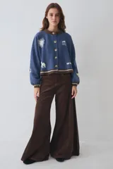 Pantalon de pana de corte wide leg, color marron, con cintura alta y costuras reforzadas en contraste.