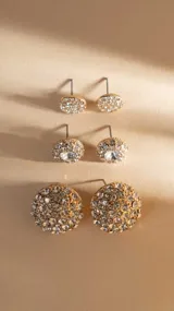 Set de tres pares de caravanas doradas con strass de diferentes tamaños.