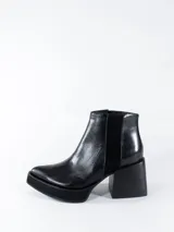 Botas cortas negras de cuero con cierre lateral y elástico en los laterales. Taco cuadrado y plataforma.