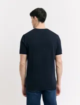 Remera de punto color beige, de manga corta y cuello redondo.