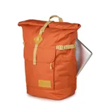 Mochila JanSport modelo Hatchet Rolltop en color naranja, con compartimento principal de cierre superior enrollable y hebilla, bolsillo frontal con solapa y correas de compresión laterales.