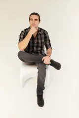 Camisa de manga larga a cuadros grises y negros, con cuello clásico y cierre con botones.