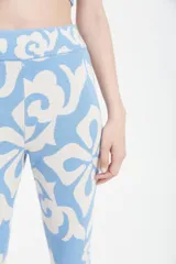 Pantalón celeste con estampado floral en blanco, corte cropped y tiro alto.