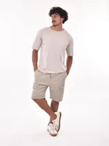 Bermuda cargo negra con bolsillos laterales con solapa y cordón ajustable en la cintura.