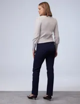 Pantalón de gabardina elastizada color beige, marca Zac & Rachel, corte slim, con pretina con pasadores, botón y cierre. Delantera con tres bolsillos y trasera con bolsillos ojal.