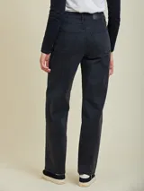 Pantalón de jean azul oscuro, de corte recto y tiro alto.